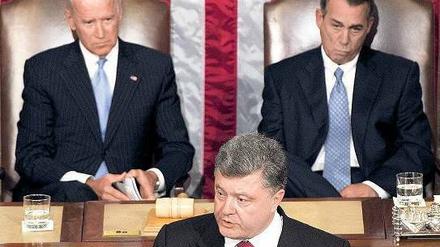 Große Bühne. Der ukrainische Präsident Poroschenko spricht vor dem US-Kongress, hinter ihm sitzen US-Vizepräsident Joe Biden und der Republikaner John Boehner.