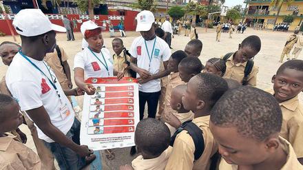 Mitarbeiter der Vereinten Nationen vermitteln Schülern in der Elfenbeinküste, wie sie sich am besten vor Ebola schützen können.