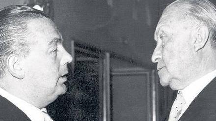 Kurze Wege. Der ehemalige Chef des Bundesverbandes der Deutschen Industrie, Fritz Berg (links), im Gespräch mit dem damaligen Bundeskanzler Konrad Adenauer. Was 1956 noch funktionierte, ist heute deutlich schwieriger. 