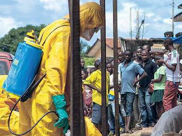 Himmelfahrtskommando. Diese Männer sammeln die Ebola-Toten in Freetown ein. Für die lebensgefährliche Arbeit bekommen sie 100 Dollar pro Woche. 