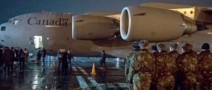 Ankunft in Kiew. Auf dem Flughafen Boryspil werden aus dieser Maschine der Royal Canadian Air Force Militärgüter entladen. 