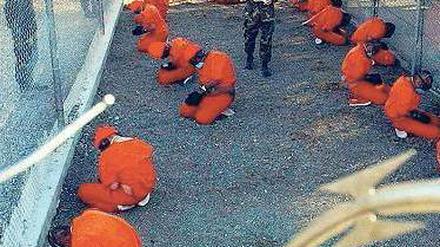 Debatte um Folter. Häftlinge im Camp X-Ray auf dem US-Marinestützpunkt Guantanamo Bay auf Kuba. Das Foto wurde 2002 von der US-Armee herausgegeben. 