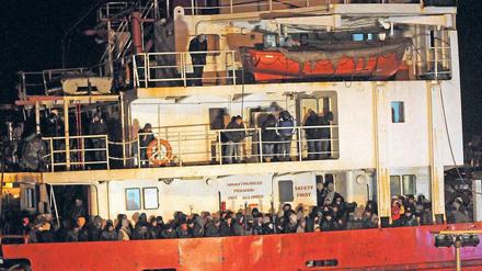 Wohin mit den Flüchtlingen? Rund um Neujahr kamen an der italienischen Küste mehrere Boote an. Die „Blue Sky M“ wurde von der italienischen Küstenwache in den Hafen von Gallipoli gelenkt. Schlepper hatten das Schiff zuvor verlassen. Es trieb führerlos im Meer, mit rund 700 Flüchtlingen aus Syrien und dem Irak an Bord.