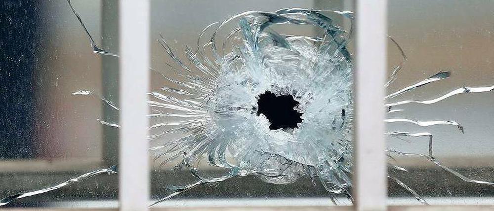 Einschussloch. Durch dieses Fenster in der Redaktion der französischen Satirezeitschrift „Charlie Hebdo“ flog eine Kugel.