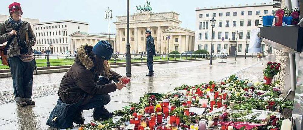 Anteilnahme. Vor der französischen Botschaft in Berlin legen Passanten am Donnerstag Blumen ab.