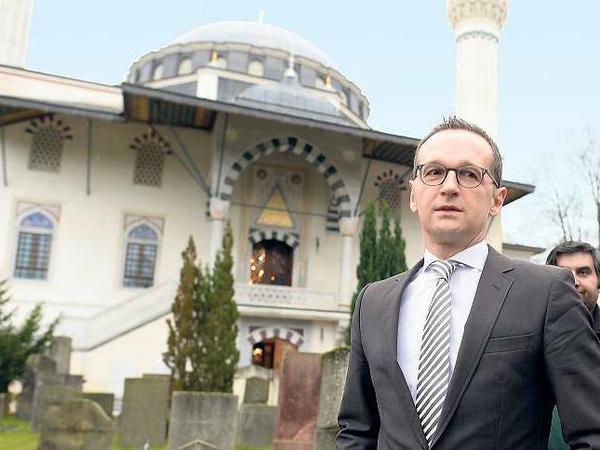 Gemeinsam gegen Hass. Wie Bundesjustizminister Heiko Maas (SPD), hier am Freitag bei einem Besuch der Sehitlik-Moschee in Berlin, warnen viele Politiker und Initiativen vor Fremdenfeindlichkeit und Intoleranz. 