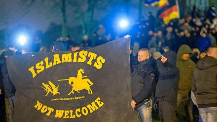 Unter den Demonstranten der „Pegida“-Ableger in München, Schwerin (unser Foto) und Stralsund waren am vergangenen Montag auch zahlreiche bekannte Rechtsextreme. 