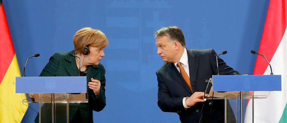 Schwierigkeiten in der Verständigung: Bundeskanzlerin Angela Merkel und Ungarns Premier bei der Pressekonferenz in Budapest. 