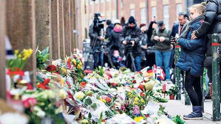 Blumen für die Opfer. Vor der Synagoge trauern die Kopenhagener um den Wachmann Dan Uzan. 