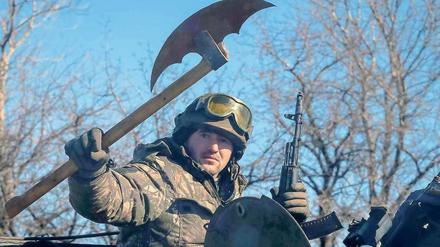 Axtkämpfer. Dieser ukrainische Soldat hat beim Rückzug unweit von Artemivsk auch eine mittelalterliche Waffe dabei. 179 ukrainische Soldaten starben offiziell in Debalzewe. Die wahre Zahl dürfte höher liegen.