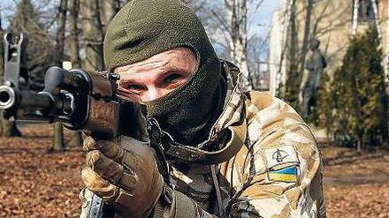 Wilder Haufen. Die Freiwilligenbataillone trainieren auch ukrainische Zivilisten an der Waffe, wie hier in Kiew. 35 Strafuntersuchungen laufen gegen sie.