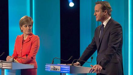 Der britische Premier David Cameron, hier mit der Vorsitzenden der schottischen Nationalpartei, Nicola Sturgeon, ließ alle Kritik an seiner Amtsführung abprallen.