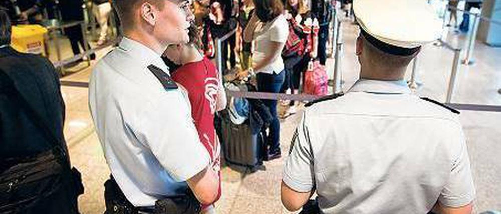 Umstrittene Praxis. Zur Verhinderung unerlaubter Einreise darf die Polizei die Papiere von Fluggästen prüfen.