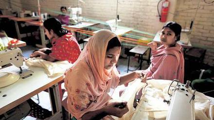 Es muss weitergehen. Einige Frauen, die das Unglück in Bangladesch überlebt haben, arbeiten jetzt in einer anderen Fabrik als Näherinnen. 
