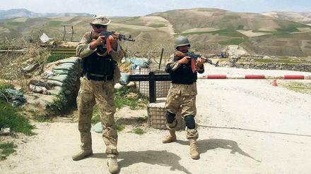 Bereit zur Verteidigung. Afghanische Regierungssoldaten halten wie an diesem Posten die Stellung. Aber die Angriffe der Taliban nehmen zu. 