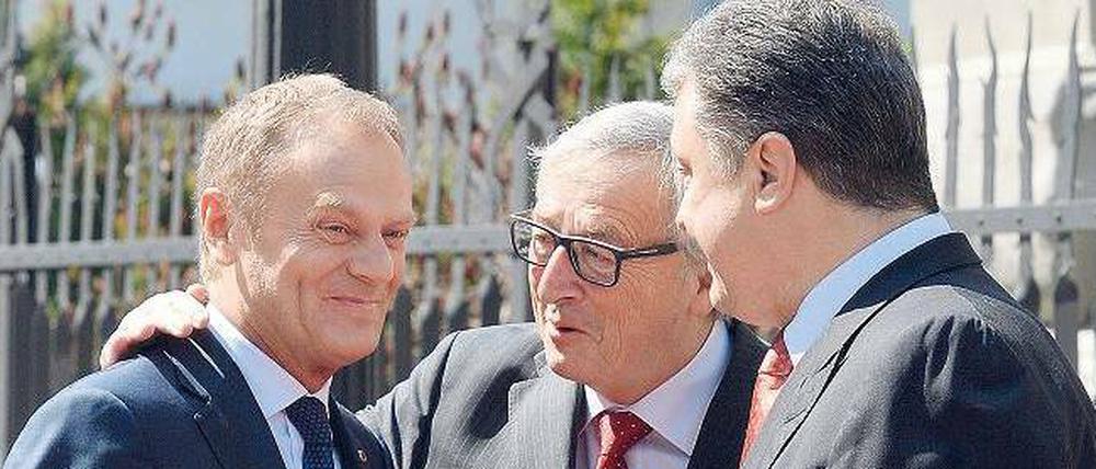 Drei in Kiew. Der ukrainische Präsident Petro Poroschenko (r.) verhandelte mit EU-Kommissionschef Jean-Claude Juncker Ratspräsident Donald Tusk (l).