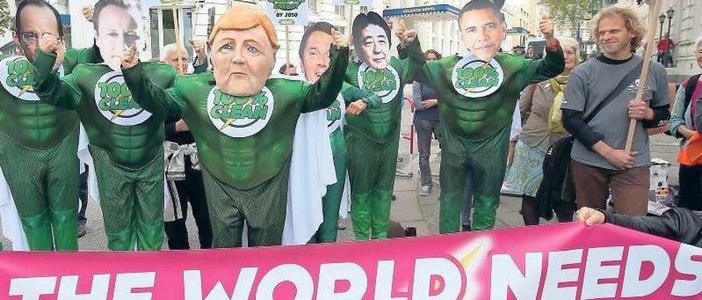 Aktivisten der Bürgerbewegung Avaaz demonstrieren in Hamburg vor dem Tagungshotel der G-7-Energieminister.