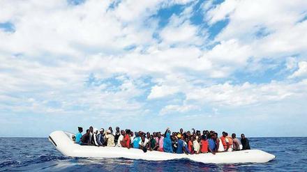 Auf sich allein gestellt. Diese Flüchtlinge hoffen darauf, die italienische Mittelmeerinsel Lampedusa zu erreichen. Viele schaffen es nicht.Foto: D.Z. Lupi/dpa