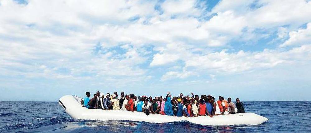 Auf sich allein gestellt. Diese Flüchtlinge hoffen darauf, die italienische Mittelmeerinsel Lampedusa zu erreichen. Viele schaffen es nicht.Foto: D.Z. Lupi/dpa