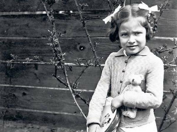 Eva Edith Weinberger, von den Eltern liebevoll Évike genannt, wurde am 3. Juni 1944 in Auschwitz ermordet, kurz nach ihrem sechsten Geburtstag. 