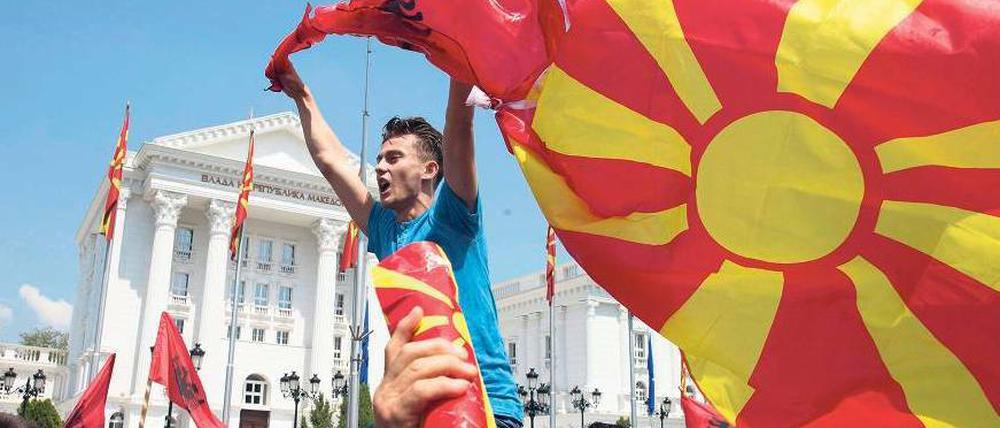 Flagge zeigen. Mazedonier demonstrieren in Skopje gegen die Regierung von Premierminister Gruevski.