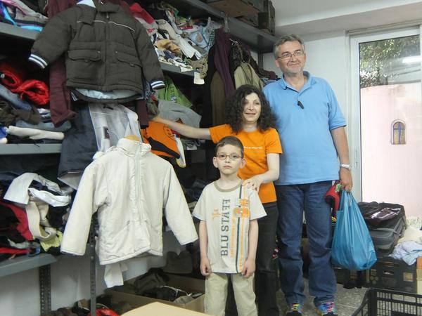Die Athener Familie Tzouras hat wenigstens ihr Haus behalten, Kleider und Lebensmittel bekommt sie von den SOS-Kinderdörfern weltweit.