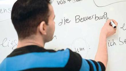 Arbeitssprache Deutsch: Viele Flüchtlinge scheitern auf Jobsuche bereits daran. Die Politik denkt darüber nach, Sprachkurse demnächst schon früh für sie zu öffnen. Foto: Britta Pedersen/dpa