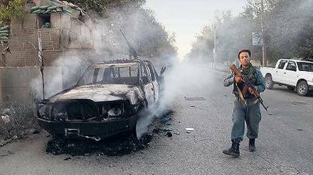 Spuren der Kämpfe. Ein Soldat sichert eine Straße in Kundus. Foto: Reuters