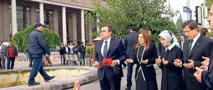 Streng abgeschirmt gedenkt der türkische Ministerpräsident Ahmet Davutoglu (2. v. r.) der Opfer des Anschlags in Ankara. Prominente Regierungspolitiker sind derzeit in der Öffentlichkeit nicht gern gesehen. Oft werden sie wüst beschimpft. 