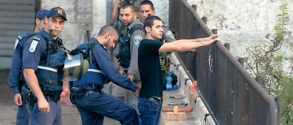 Kontrollversuch: Israels Sicherheitskräfte riegeln die Zufahrten nach Ost-Jerusalem ab. Die Palästinenserführung hält das für eine „Kollektivstrafe“.