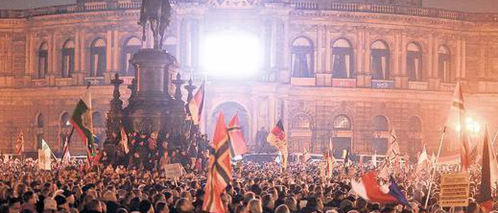 Zwischen 15.000 und 20.000 Pegida-Anhänger versammelten sich am Montagabend in Dresden vor der Semperoper. 