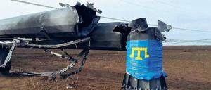 Bekenntnis? Die Flagge der Krim-Tataren am zerbombten Mast bei Chaplynka.