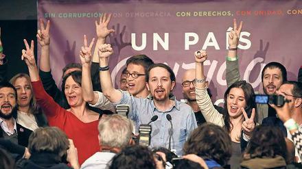Triumph der Jungen. Die Protestpartei Podemos um den Parteiführer Pablo Iglesias, hier mit gereckter Faust, hat aus dem Stand fast 21 Prozent gewonnen. Völlig unklar ist aber, welche Parteien sich zu einer Koalition zusammenraufen werden. 
