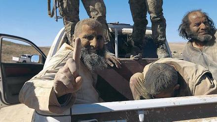 Im Wüstenstaub. Gefangene Dschihadisten des IS auf syrischem Gebiet. 