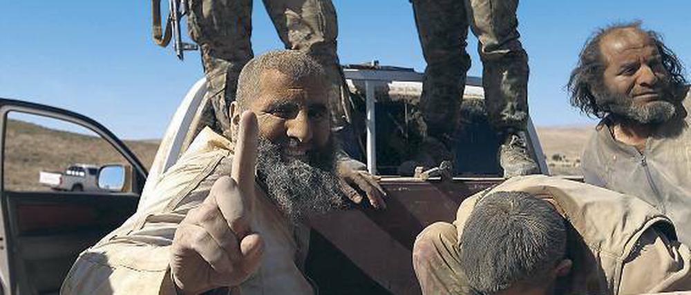 Im Wüstenstaub. Gefangene Dschihadisten des IS auf syrischem Gebiet. 