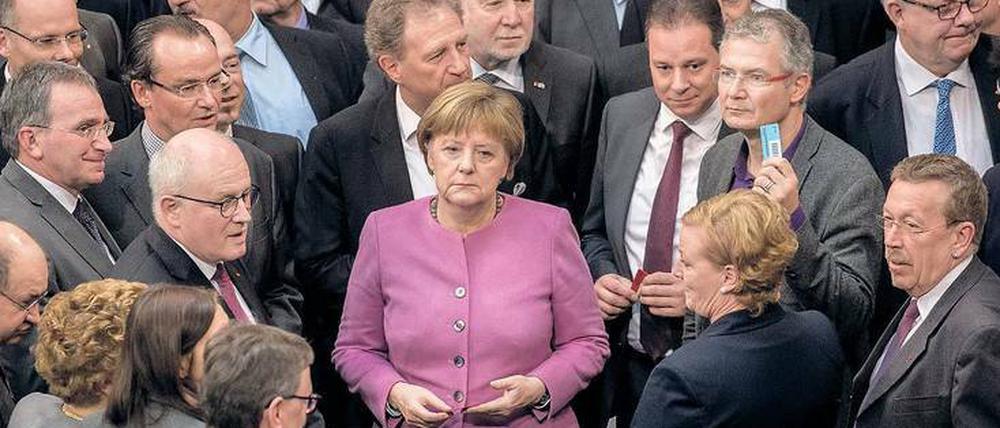 Bekennt Farbe. Bundeskanzlerin Angela Merkel (CDU) gab am Mittwoch eine Regierungserklärung zur Flüchtlingspolitik ab. Zuvor warf sie bei einer namentlichen Abstimmung im Bundestag ihre Stimmkarte ein.