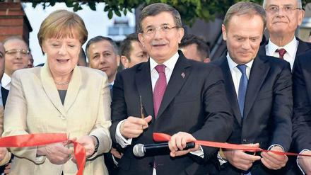 Kanzlerin Angela Merkel mit dem türkischen Ministerpräsidenten Davutoglu und EU-Ratspäsident Tusk