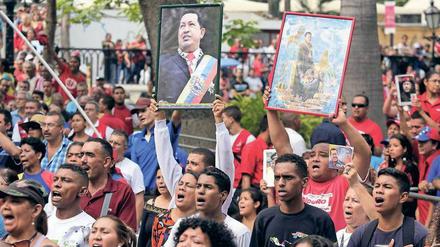 Selbst die Unterstützer von Venezuelas Präsident Maduro feiern bei Demonstrationen vor allem seinen Vorgänger Hugo Chavez. 