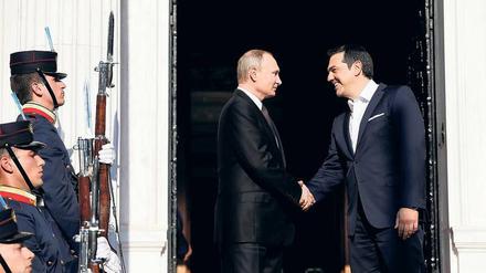 Der griechische Ministerpräsident Alexis Tsipras (r.) empfängt Russlands Präsidenten Wladimir Putin in seinem Amtssitz, der Villa Maximos. 