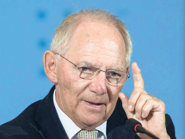 Tadel vom Kabinettssenior. Wolfgang Schäuble nennt die Kritik aus den CSU-Reihen „Attacken gegen Merkel“. 