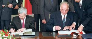 17. Juni 1991: Der polnische Ministerpräsident Krzystof Bielecki (l.) und Bundeskanzler Helmut Kohl unterzeichnen den Vertrag "über gute Nachbarschaft". 