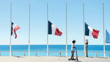 In Nizza hängen die Fahnen seit dem Anschlag auf halbmast. 