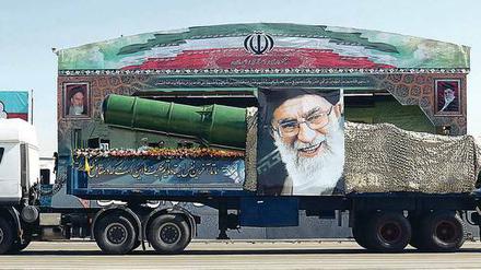 Demonstration der Stärke: Ein Raketentransporter geschmückt mit dem Konterfei des geistlichen Oberhaupts Ayatollah Chamenei bei einer Militärparade. Foto: Reuters