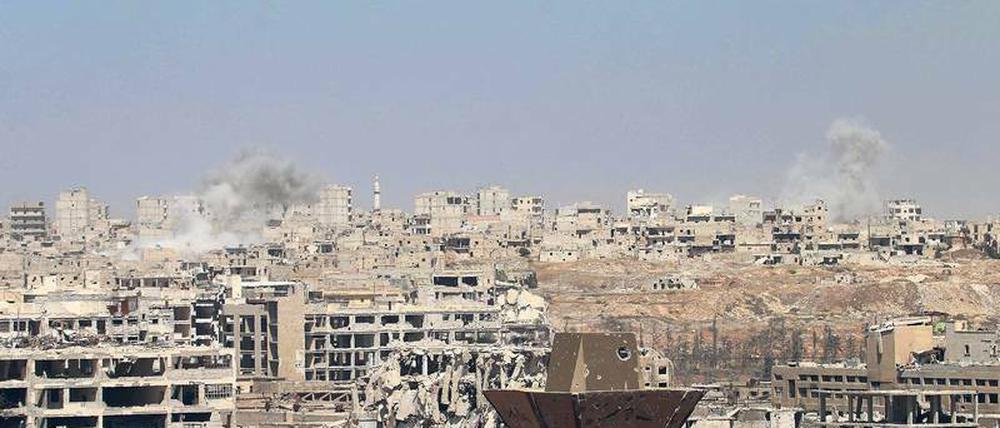 Aleppo brennt. Über dem von Rebellen gehaltenen Viertel Leramun steigt Rauch auf. Im benachbarten Bani Zeid, das ebenfalls von Rebellen gehalten wird, kam es Ende Juli zu schweren Kämpfen.