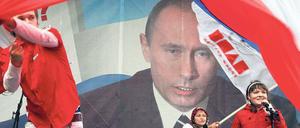 Oft streng, bisweilen gütig. Wladimir Putin ist der unbestrittene Star in Russland. Seine Zustimmungsraten liegen bei mehr als 80 Prozent.