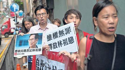 Aktivisten fordern auch vor dem Verbindungsbüro Chinas in der Sonderverwaltungszone Hongkong die Freilassung des Bürgermeisters von Wukan.