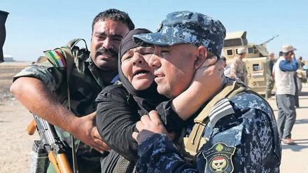 Endlich befreit. Die Bewohnerin eines irakischen Dorfes bei Mossul bedankt sich bei einem irakischen Soldaten. 