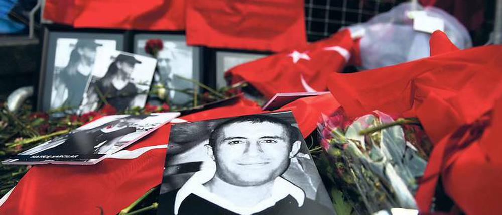 Vor dem Istanbuler Nachtklub Reina wird an die Opfer des Massakers erinnert. Dort hat vor wenigen Tagen ein Attentäter 39 Menschen ermordet. 