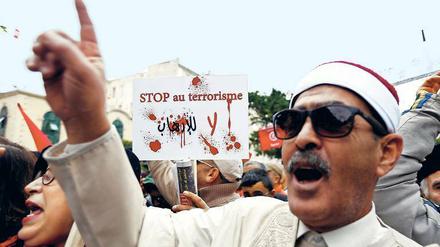 Tausende demonstrierten kürzlich in Tunis gegen die Rückkehr tunesischer Islamisten aus dem Ausland.