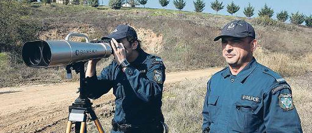 Aufgepasst: Griechische Polizisten überwachen die Landesgrenzen.